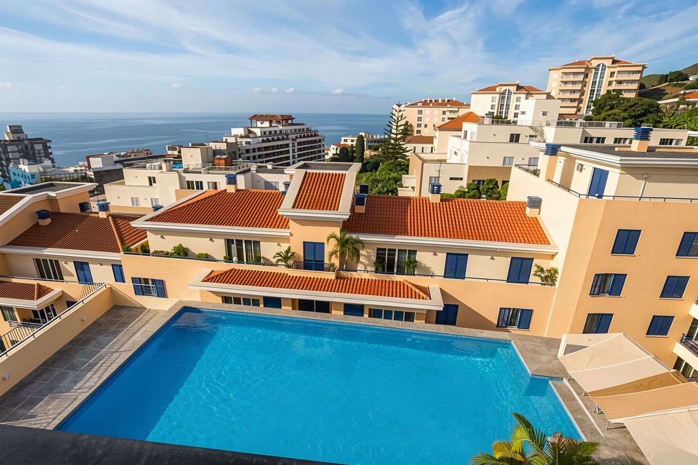 Ein Dächerpool über den Dächern von Funchal
