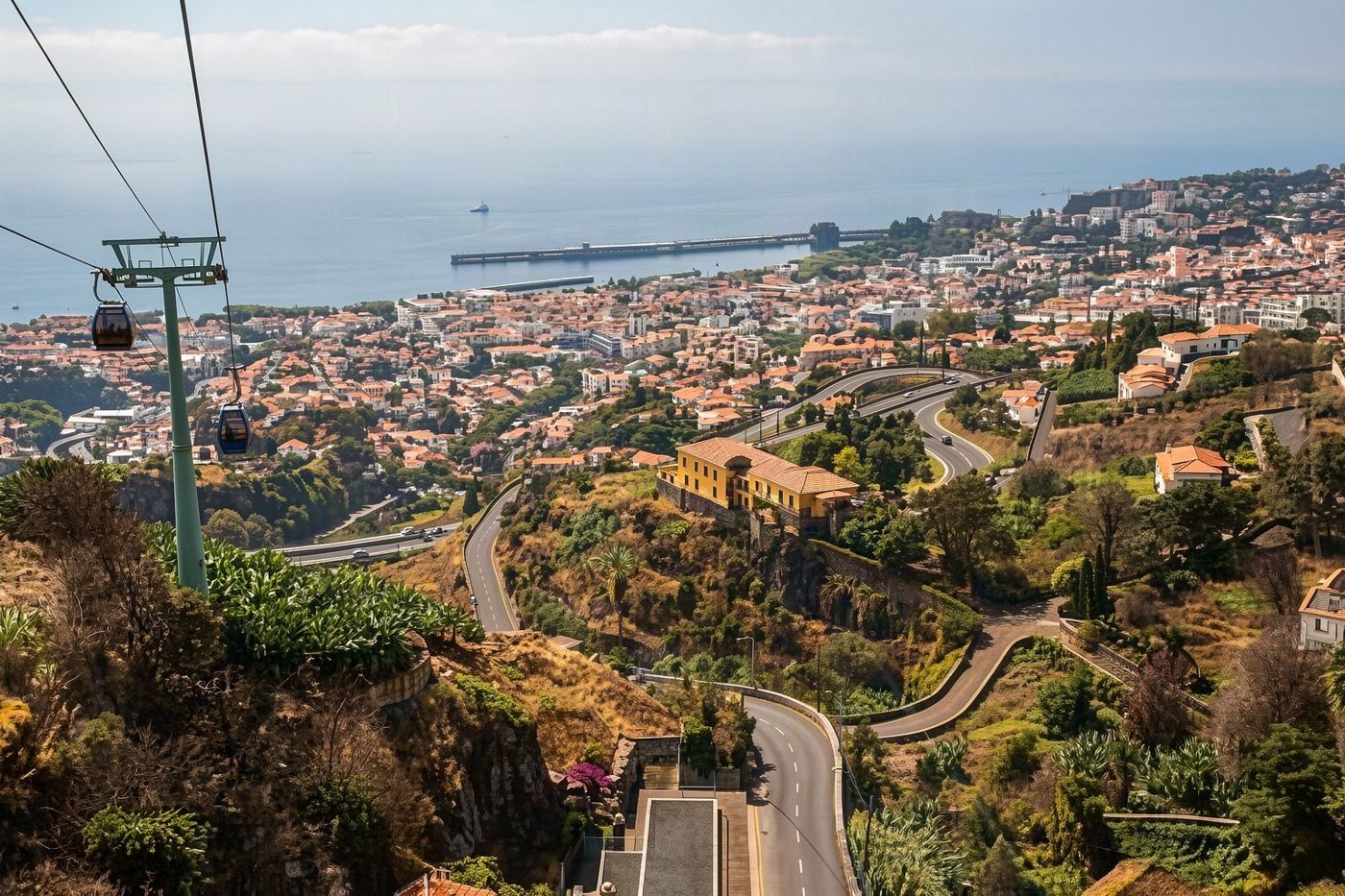 Rote Seilbahnwagen, die den steilen Berg hinauffahren und Funchal mit dem Dorf Monte verbinden.