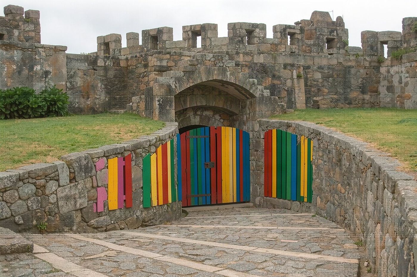Puertas de madera pintadas a colores alinean una calle en el histórico casco antiguo de Funchal.