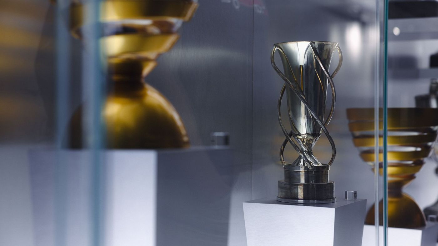 Une salle d'exposition remplie de vitrines en verre exposant des trophées de football et des écrans interactifs dédiés à Cristiano Ronaldo.
