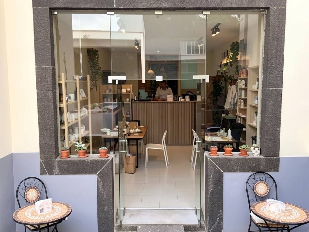 Terracotta ceramic cafe, Funchal