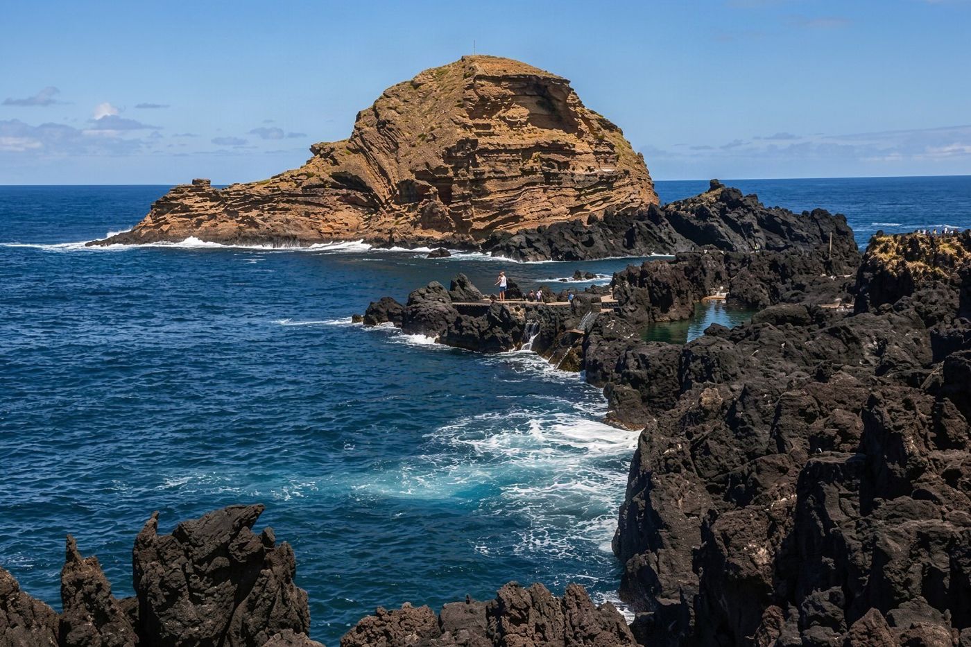 Piscinas naturales de agua de mar formadas por roca volcánica proporcionan puntos de natación en Porto Moniz.